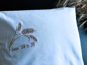 Poduszka z łuską orkiszu wraz z haftowaną białą poszewką 