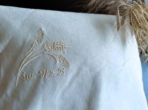 Poduszka z łuską orkiszu wraz z haftowaną beżową poszewką 